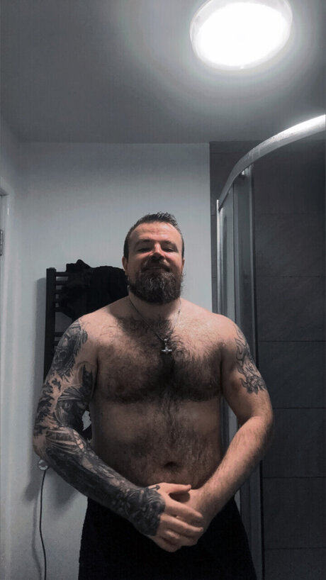 Foto di nudo di fuga di OnlyFans di Tattooed Hunk
