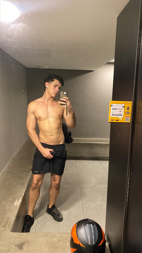 Foto di nudo di fuga di OnlyFans di Allan Milani