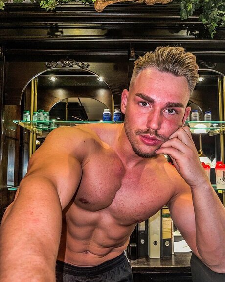 Foto di nudo di fuga di OnlyFans di Adam