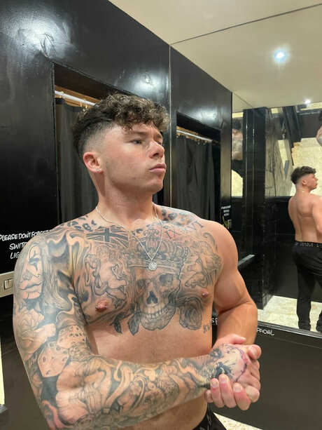 Foto di nudo di fuga di OnlyFans di Brad Tattooed
