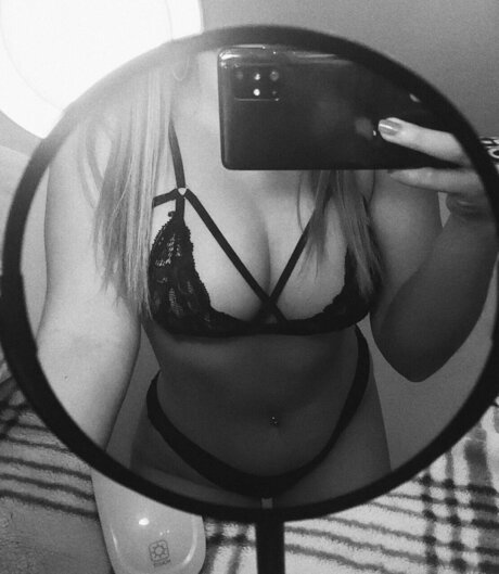 Foto di nudo di fuga di OnlyFans di Rosi