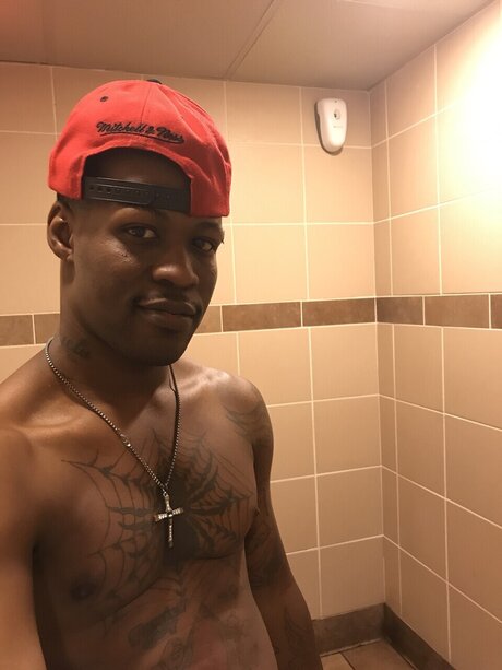 Foto di nudo di fuga di OnlyFans di Trouble