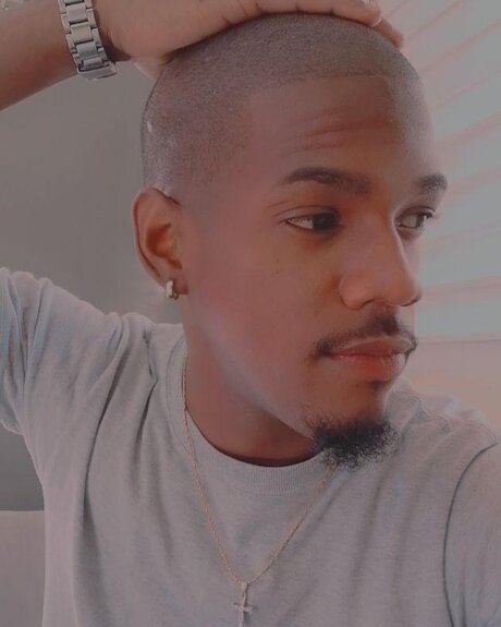 Foto di nudo di fuga di OnlyFans di Adonis Herrera