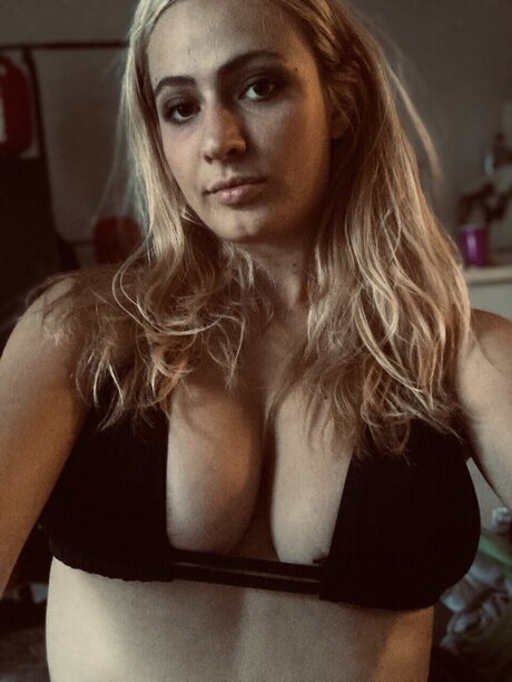 Foto di nudo di fuga di OnlyFans di Rain