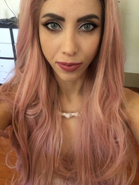 Foto di nudo di fuga di OnlyFans di Dennisse Lynne