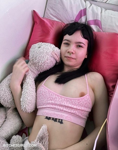 Foto di nudo di fuga di OnlyFans di Xxvioletaddamsxx
