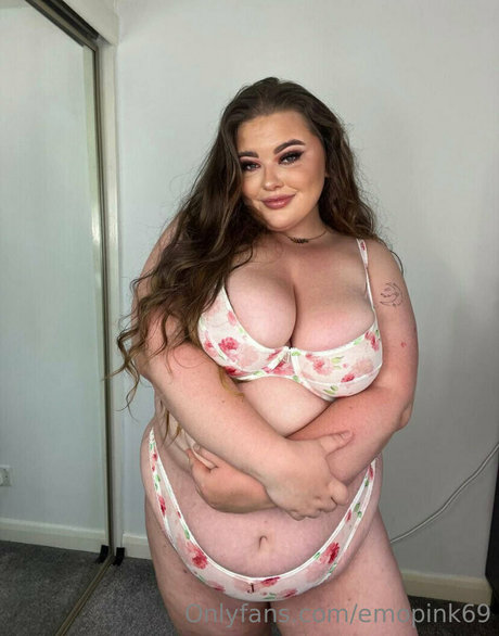 Foto di nudo di fuga di OnlyFans di Emopink69