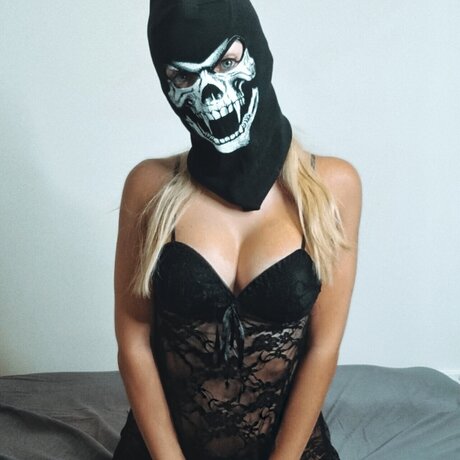 Foto di nudo di fuga di OnlyFans di The Masked Girl
