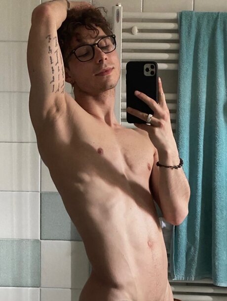 Foto di nudo di fuga di OnlyFans di Petit Twink