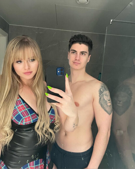 Foto di nudo di fuga di OnlyFans di Sssttt