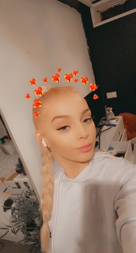 Foto di nudo di fuga di OnlyFans di Ellie