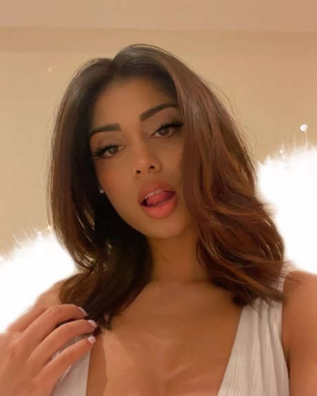 Foto di nudo di fuga di OnlyFans di Priya Ares