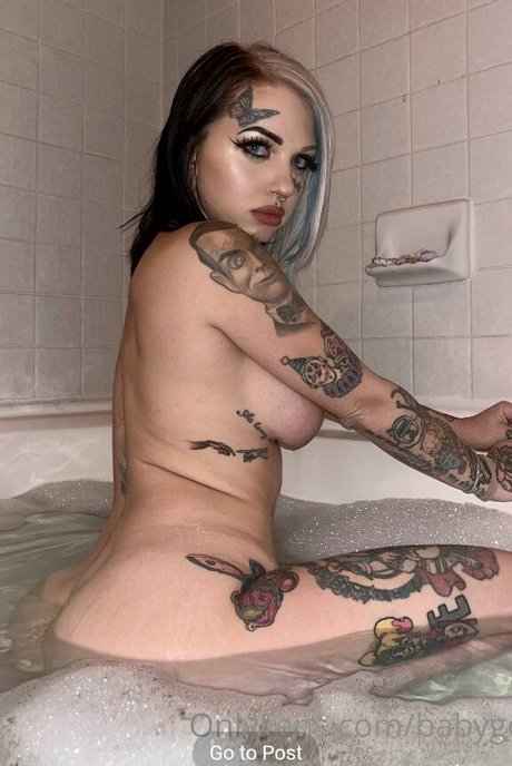 Foto di nudo di fuga di OnlyFans di Baby Goth