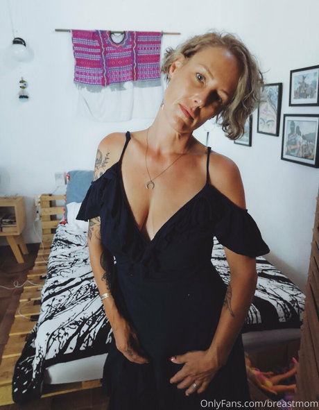 Foto di nudo di fuga di OnlyFans di Breastmom