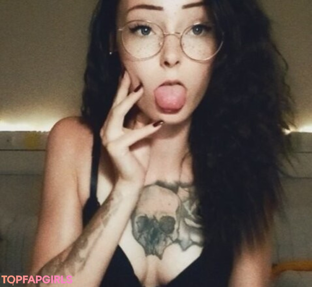 Foto di nudo di fuga di OnlyFans di Littlemissnaughty #2 Foto di nudo di fuga di OnlyFans di Littlemissnaughty #2