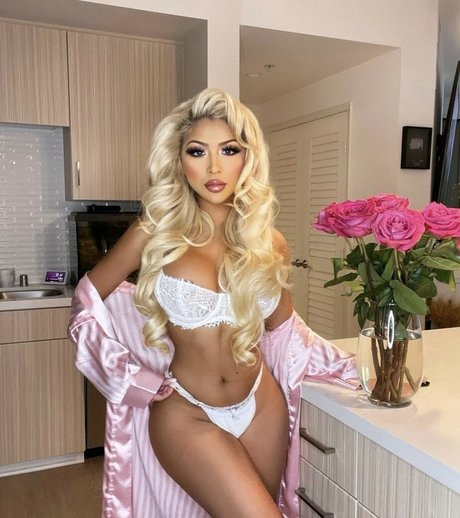 Foto di nudo di fuga di OnlyFans di Elena Genevinne