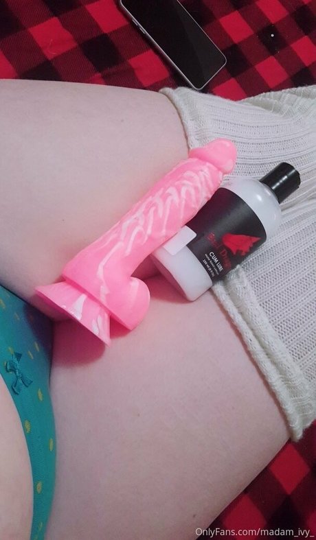 Foto di nudo di fuga di OnlyFans di Madamivy