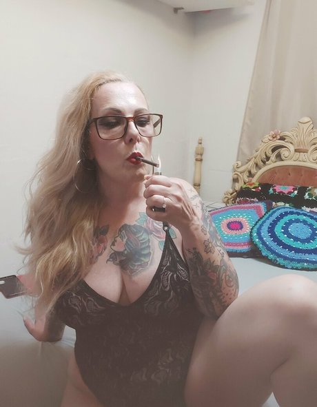 Foto di nudo di fuga di OnlyFans di Ladysmokerqueen