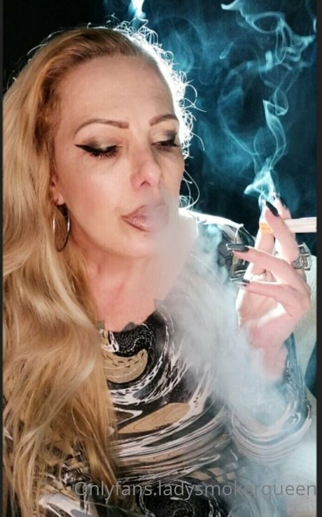 Foto di nudo di fuga di OnlyFans di Ladysmokerqueen