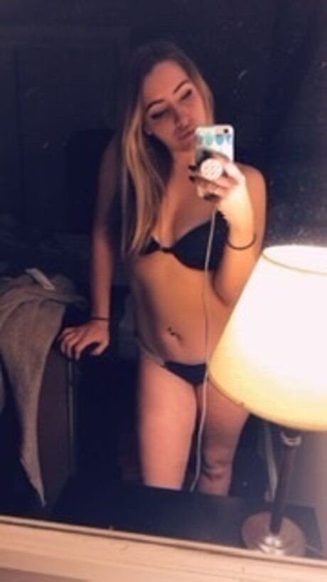 Foto di nudo di fuga di OnlyFans di Olia