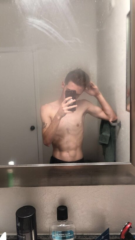 Foto di nudo di fuga di OnlyFans di Trent