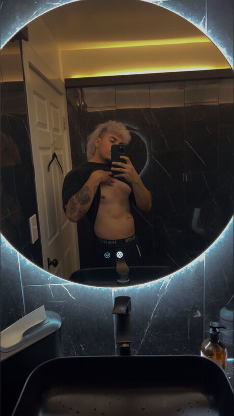 Foto di nudo di fuga di OnlyFans di Toni