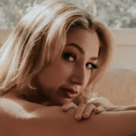 Foto di nudo di fuga di OnlyFans di Monica May