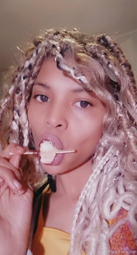 Foto di nudo di fuga di OnlyFans di Feliciathunnder