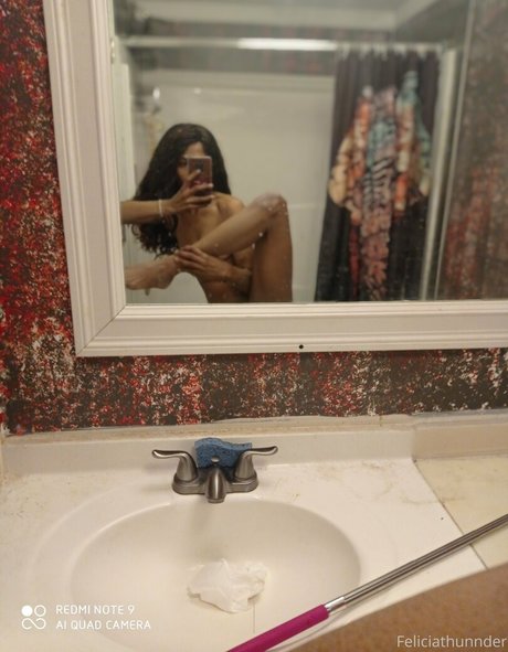 Foto di nudo di fuga di OnlyFans di Feliciathunnder
