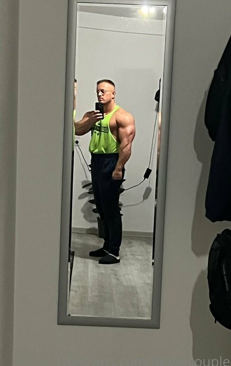 Foto di nudo di fuga di OnlyFans di Flexxxcouple