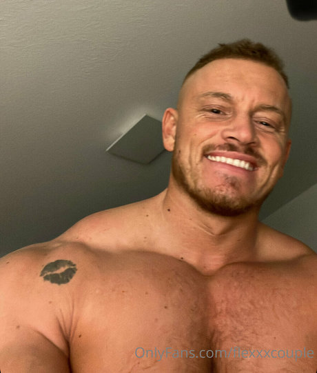 Foto di nudo di fuga di OnlyFans di Flexxxcouple
