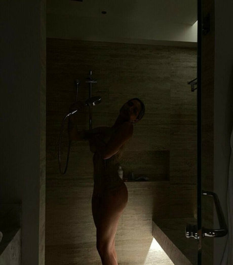 Foto di nudo di fuga di OnlyFans di Raha Vakili