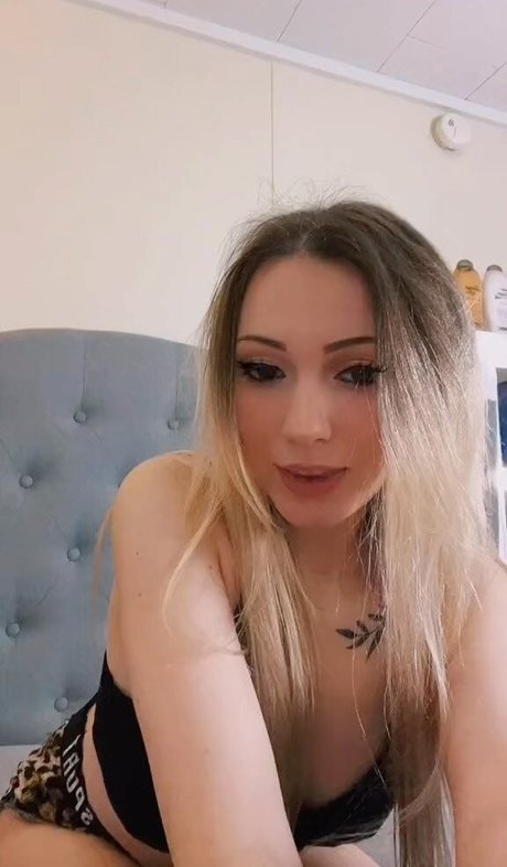 Foto di nudo di fuga di OnlyFans di Little Momma