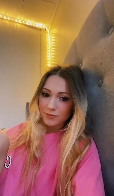 Foto di nudo di fuga di OnlyFans di Little Momma