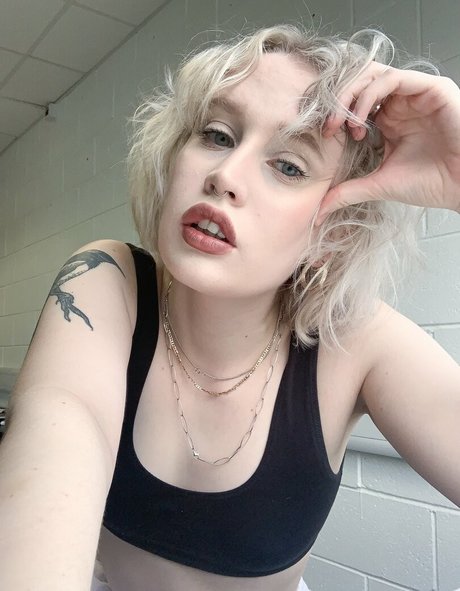 Foto di nudo di fuga di OnlyFans di Lizzy Farrall