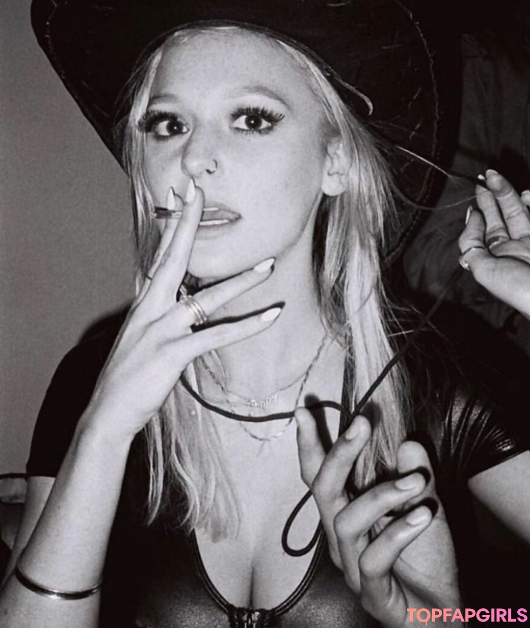 Foto di nudo di fuga di OnlyFans di Poppyy Hopson #21 Foto di nudo di fuga di OnlyFans di Poppyy Hopson #21