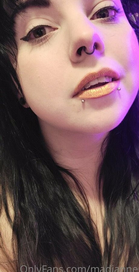 Foto di nudo di fuga di OnlyFans di Madianne