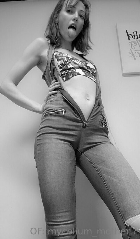 Foto di nudo di fuga di OnlyFans di Myceliummother