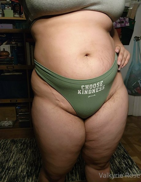 Foto di nudo di fuga di OnlyFans di Valkyrierosefreee