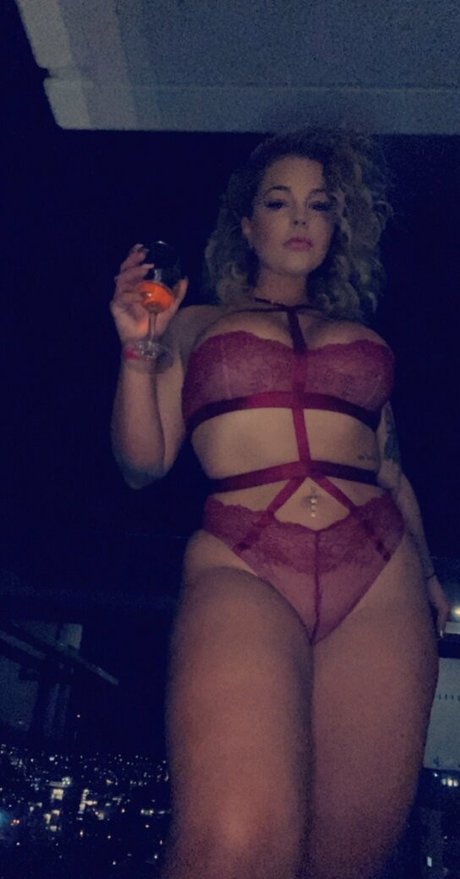 Thecurvyqueen01