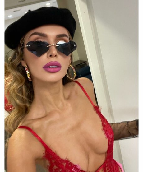 Foto di nudo di fuga di OnlyFans di Tika Camaj