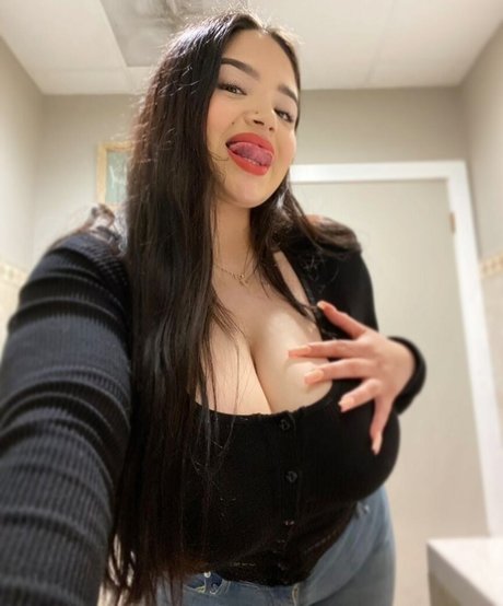 Foto di nudo di fuga di OnlyFans di Dezerai Angel
