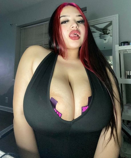 Foto di nudo di fuga di OnlyFans di Dezerai Angel