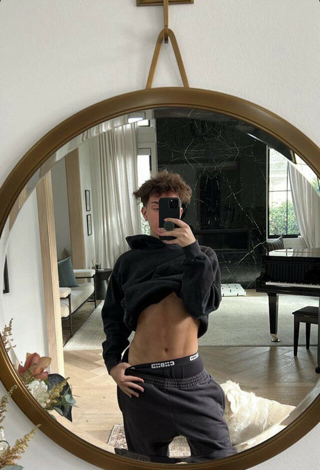 Foto di nudo di fuga di OnlyFans di James Charles