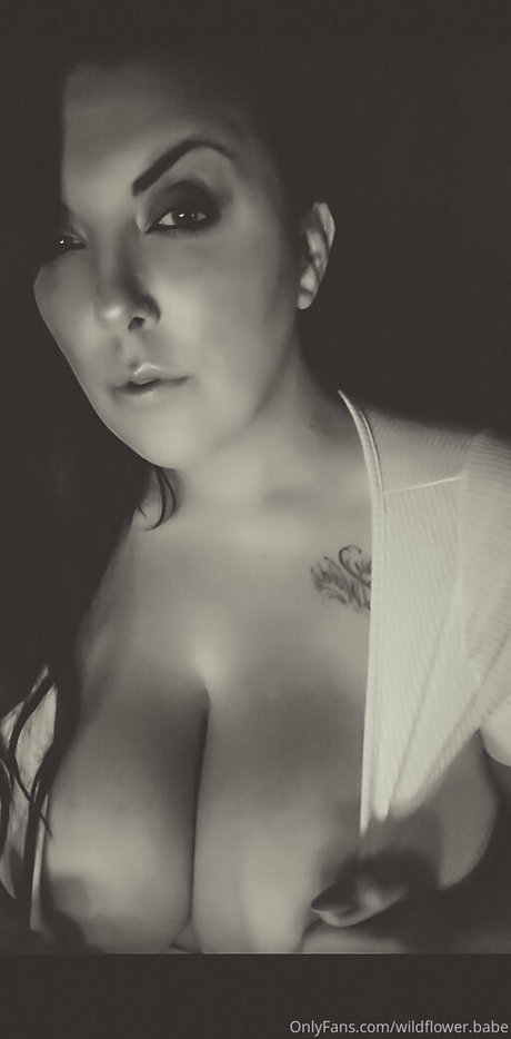 Foto di nudo di fuga di OnlyFans di Wildflowerbabe