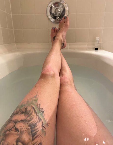 Foto di nudo di fuga di OnlyFans di Tittytata