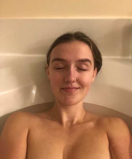Foto di nudo di fuga di OnlyFans di Foxyopheliaa