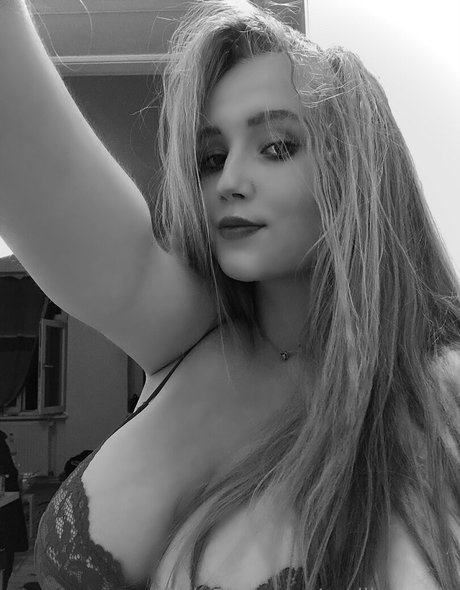 Foto di nudo di fuga di OnlyFans di Emiliaaverie