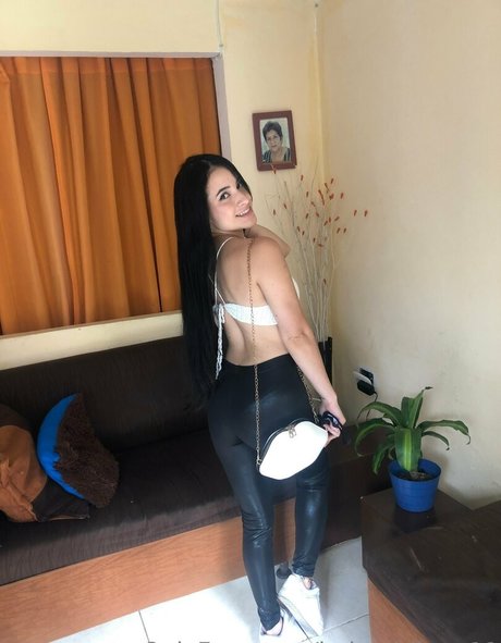 Foto di nudo di fuga di OnlyFans di Babygirlluna12