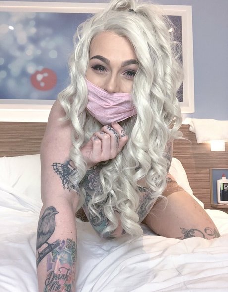 Foto di nudo di fuga di OnlyFans di Naughtynaturalnova